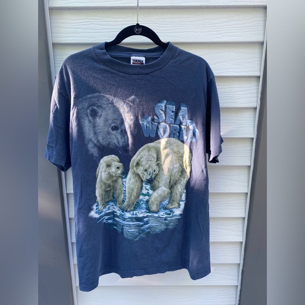 Vintage sea world graphic tee